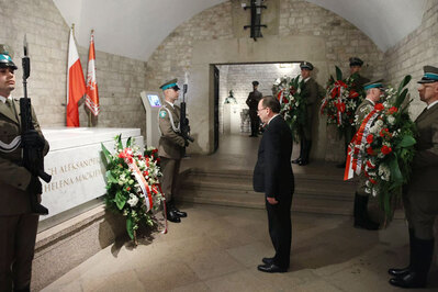 Minister SWiA M. Kamiński złożył wieniec w Krypcie pod Wieżą Srebrnych Dzwonów na Wawelu 