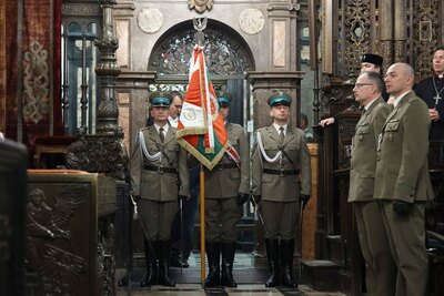 Poczet sztandarowy w czasie uroczystej Mszy Św. w Katedrze Wawelskiej 