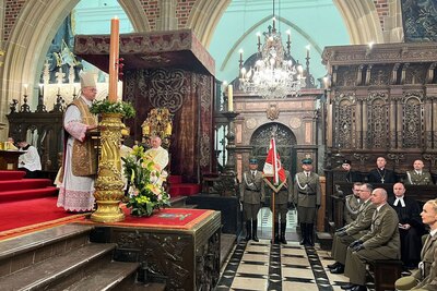 Poczet sztandarowy w czasie uroczystej Mszy Św. w Katedrze Wawelskiej 