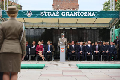 Komendant Główny SG gen. dyw. SG T. Praga w trakcie przemówienia na Placu Zamku Królewskiego na Wawelu 