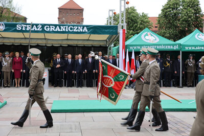 Defilada pododdziałów nowo promowanych funkcjonariuszy SG 