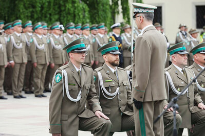 Komendant Główny SG gen. dyw. SG T. Praga w czasie promocji funkcjonariuszy na pierwszy stopień oficerski SG 