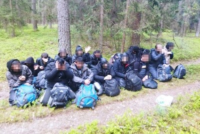Grupa zatrzymanych migrantów 