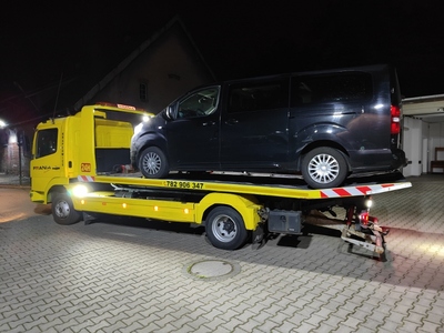 Zabezpieczony bus, którym podróżowali migranci 