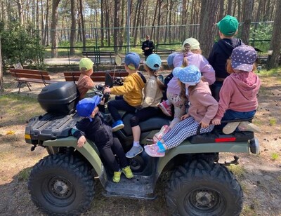 Dzieci uczestniczące w 1 edycji Warsztatów Survivalowych dla dzieci uchodźców wojennych z Ukrainy 