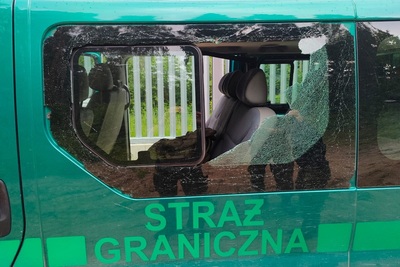 Uszkodzenia pojazdów w wyniku ataków na granicy polsko-białoruskiej 