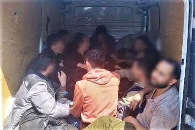 nielegalni migranci w aucie 