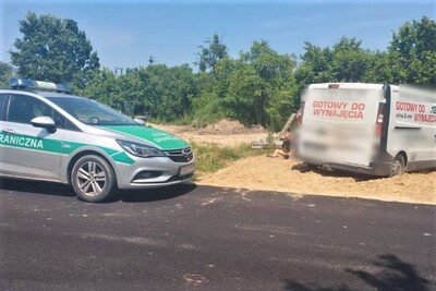 zatrzymane auto oraz pojazd SG 