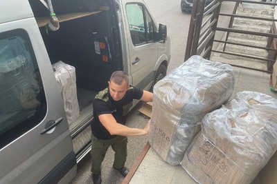Funkcjonariusz SG odbiera od organizacji humanitarnych przekazane potrzebującym cudzoziemcom dary 
