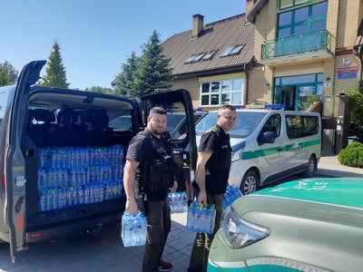 Funkcjonariusze SG odbierają od organizacji humanitarnych przekazane potrzebującym cudzoziemcom dary 