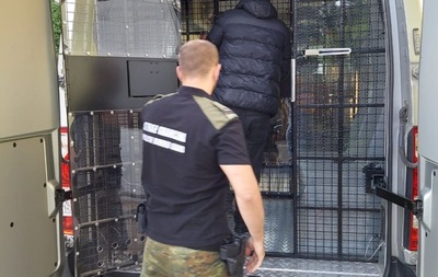 Funkcjonariusz SG w trakcie zatrzymania kuriera 