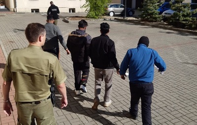 Funkcjonariusz SG zatrzymuje cudzoziemców 