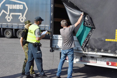 Funkcjonariusze w trakcie wspólnych, polsko-niemieckich działań kontrolnych 