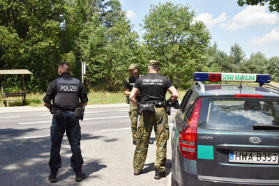 Funkcjonariusze w trakcie wspólnych, polsko-niemieckich działań kontrolnych 