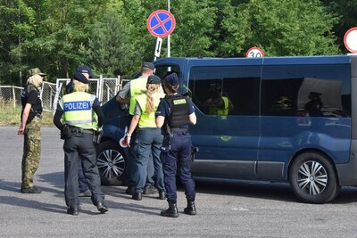 Funkcjonariusze w trakcie wspólnych, polsko-niemieckich działań kontrolnych 