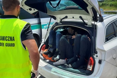 Funkcjonariusz SG zatrzymuje cudzoziemców 