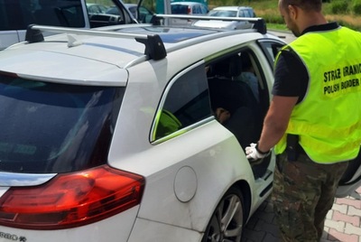 Funkcjonariusz SG zatrzymuje cudzoziemców 