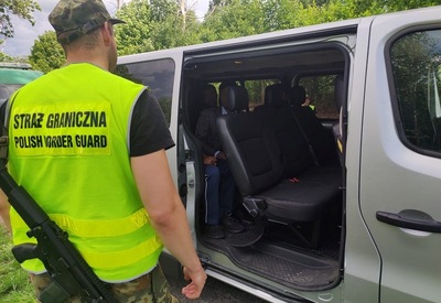 Funkcjonariusz SG w trakcie kontroli kierowcy busa 