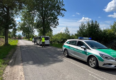 Funkcjonariusze SG w trakcie kontroli kierowcy busa 