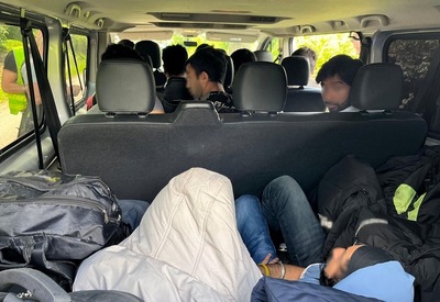 Migranci podróżujący busem 