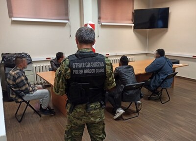 Zatrzymani cudzoziemcy w pomieszczeniach SG