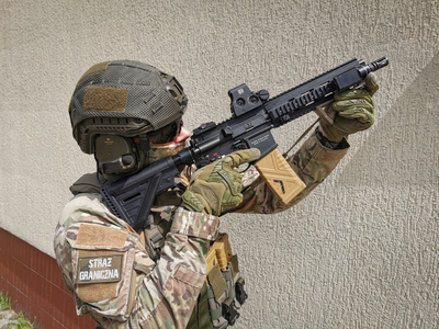 karabinek HK 416 wyposażony w celownik holograficzny Eotech EXPS 3.0 