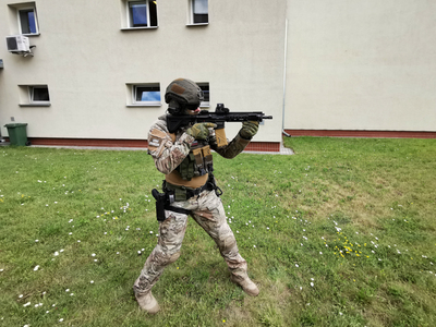karabinek HK 416 wyposażony w celownik holograficzny Eotech EXPS 3.0 