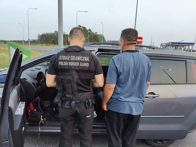 Funkcjonariusz SG zatrzymuje cudzoziemców