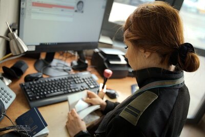 Funkcjonariuszka SG w trakcie kontroli dokumentów 