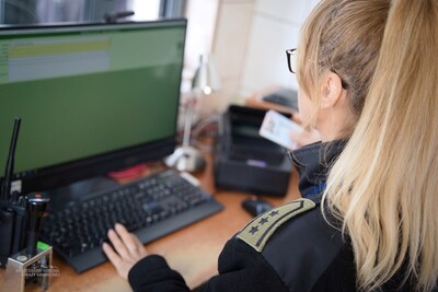 Funkcjonariuszka SG w trakcie kontroli dokumentów 