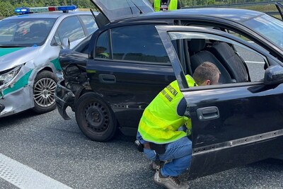 Funkcjonariusz SG zabezpiecza zatrzymanego opla 