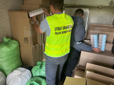 Funkcjonariusz SG zabezpiecza nielegalny towar 