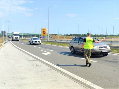 funkcjonariusz SG podczas kontroli drogowej 
