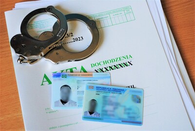 podrobione domumenty, kajdanki, dokumentacja służbowa 