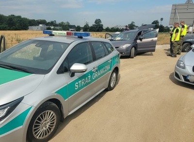 Funkcjonariusze SG w trakcie zatrzymania cudzoziemców 