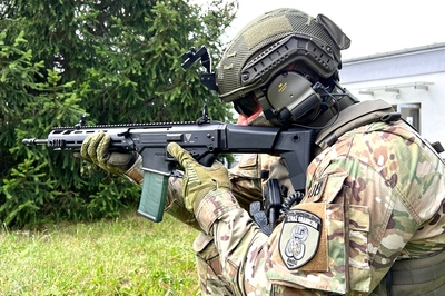 Funkcjonariusz WZD z karabinkiem GROT 