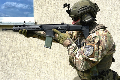 Funkcjonariusz WZD z karabinkiem GROT 