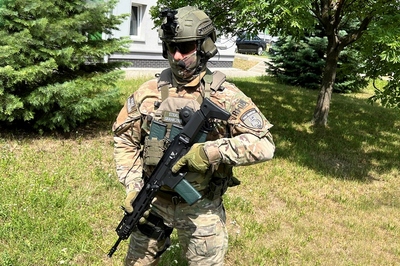 Funkcjonariusz WZD z karabinkiem GROT 