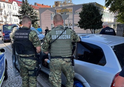 Funkcjonariusze SG zatrzymują auto do rutynowej kontroli drogowej 
