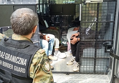 Funkcjonariusz SG zatrzymuje cudzoziemców 