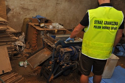 Funkcjonariusz SG zabezpiecza maszyny do cięcia tytoniu 