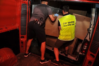 Funkcjonariusze SG zabezpieczają nielegalny towar 