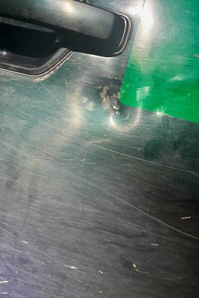 Uszkodzenia pojazdów w wyniku ataków na granicy polsko-białoruskiej 