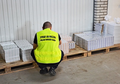 Funkcjonariusz SG zabezpiecza nielegalny towar