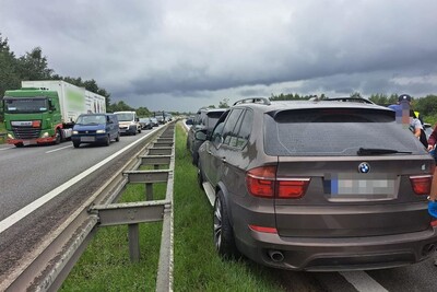 Zatrzymane pojazdy na autostradzie 