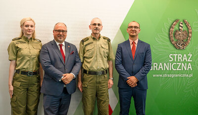 Fotografia pamiątkowa po podpisaniu porozumienia o współpracy przez Komendanta Głównego SG i Szefa Służby Zagranicznej 