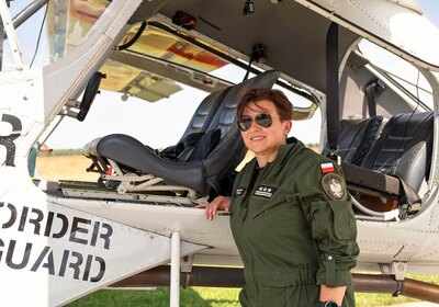 Płk SG Katarzyna Arabska przy samolocie  PZL-104MF Wilga 2000 