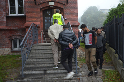 Funkcjonariusz SG zatrzymuje cudzoziemców