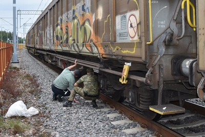Funkcjonariusze zabezpieczają nielegalny towar 