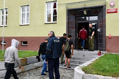 Funkcjonariusze zatrzymują cudzoziemców 